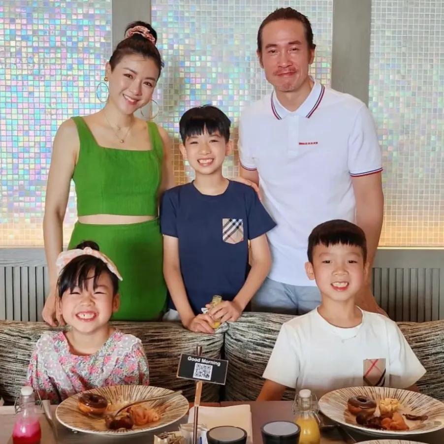 陈茵媺|陈豪晒一家五口出游照，仨孩子笑容像妈妈陈茵媺，9岁大儿子很帅