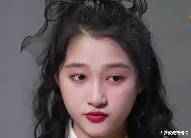 关晓彤|“国民初恋”关晓彤惨变大妈！网友见“发福老态”吓：这是谁