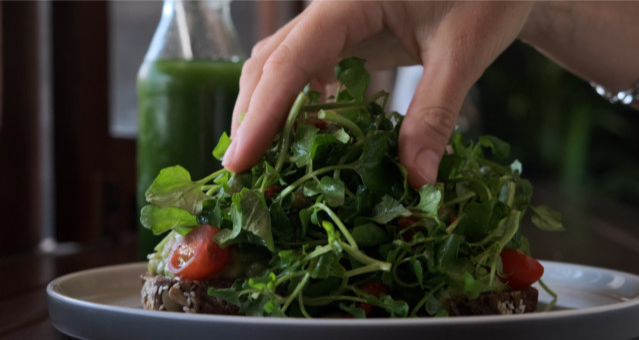 肝脏|菠菜嘌呤含量高吗？提醒：想降低尿酸，预防痛风，5种食物要少吃