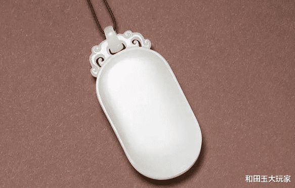 翡翠|拥有美好寓意的和田玉无事牌，佩戴可谓百无禁忌，但也要注意清洗