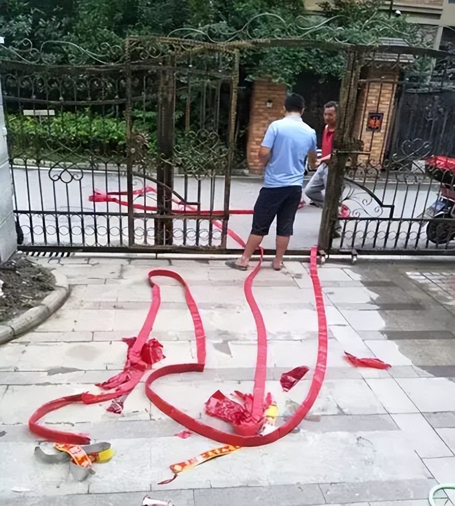 上海市|看看我家在上海的大房子，三层楼高，房门放鞭炮图吉利！