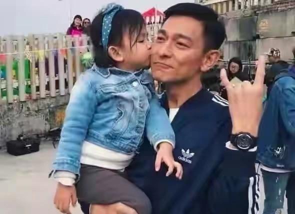 王刚|老来得子的11位明星:一把年纪还要赚奶粉钱,最大与孩子相差81岁