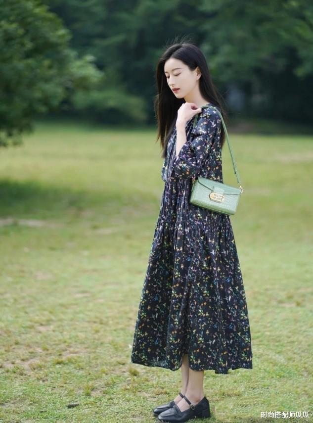 突然火了一种穿法叫:“长裙+玛丽珍鞋”,比你想象中要优雅高级