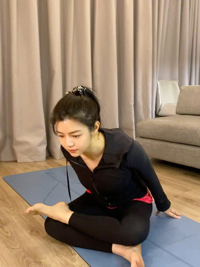 美丽|陈晓陈妍希上海做核酸被偶遇！两人运动休闲装扮 曾为上海捐物资