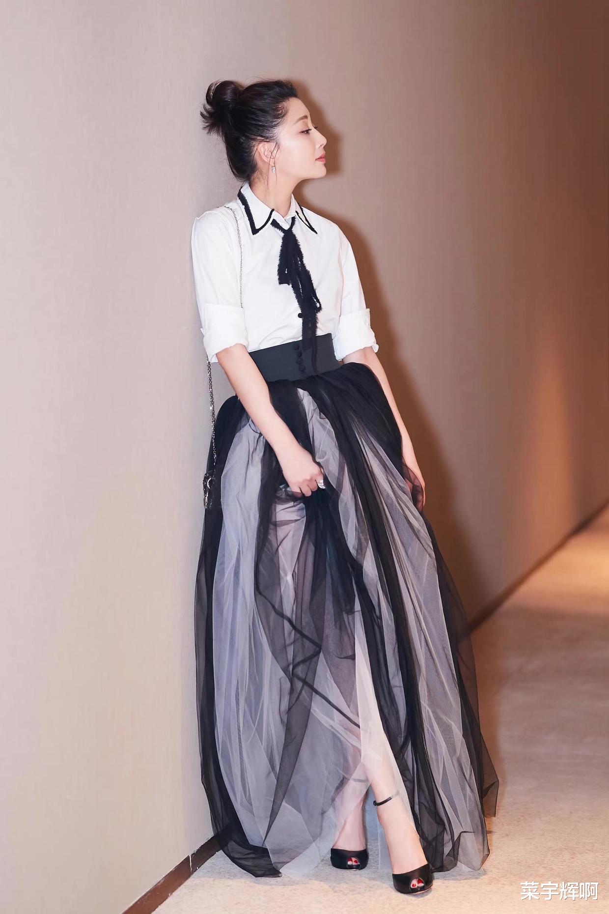 殷桃|殷桃和袁立同框媲美，一个知性一个妩媚，气质差别很大