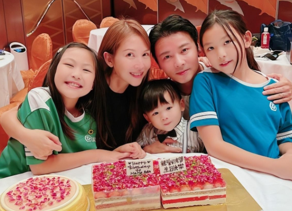 蔡少芬|49岁蔡少芬，独自吃苍蝇馆，素颜下憔悴眼凹像老太，坦言婚姻全靠忍