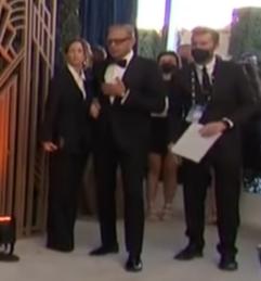 欢乐喜剧人|本想艳压红毯结果摔成喜剧人!网友:对不起,又心疼又好笑哈哈哈