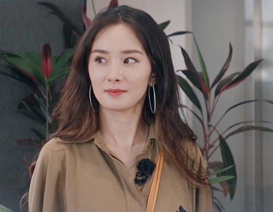 杨幂|杨幂的“方脸”,李斯丹妮的“皱纹”,《花少4》的滤镜太真实了