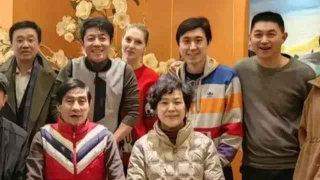 撒贝宁|撒贝宁全家福曝光，43岁妹妹颜值高气质佳，混血龙凤胎正脸超萌