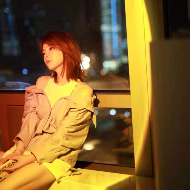 冯提莫|冯提莫粉色拖鞋冬日氛围满满，憨憨意外出境，方式让人哭笑不得