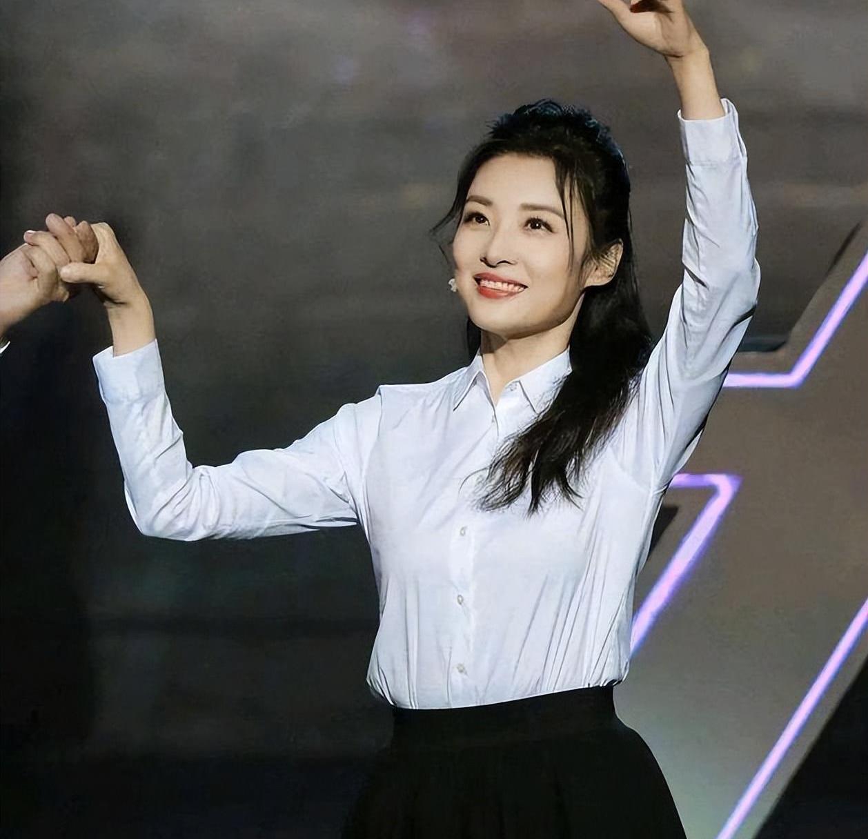 春夏穿搭 想看标准贵气的东方美人脸？审美还待是央视！