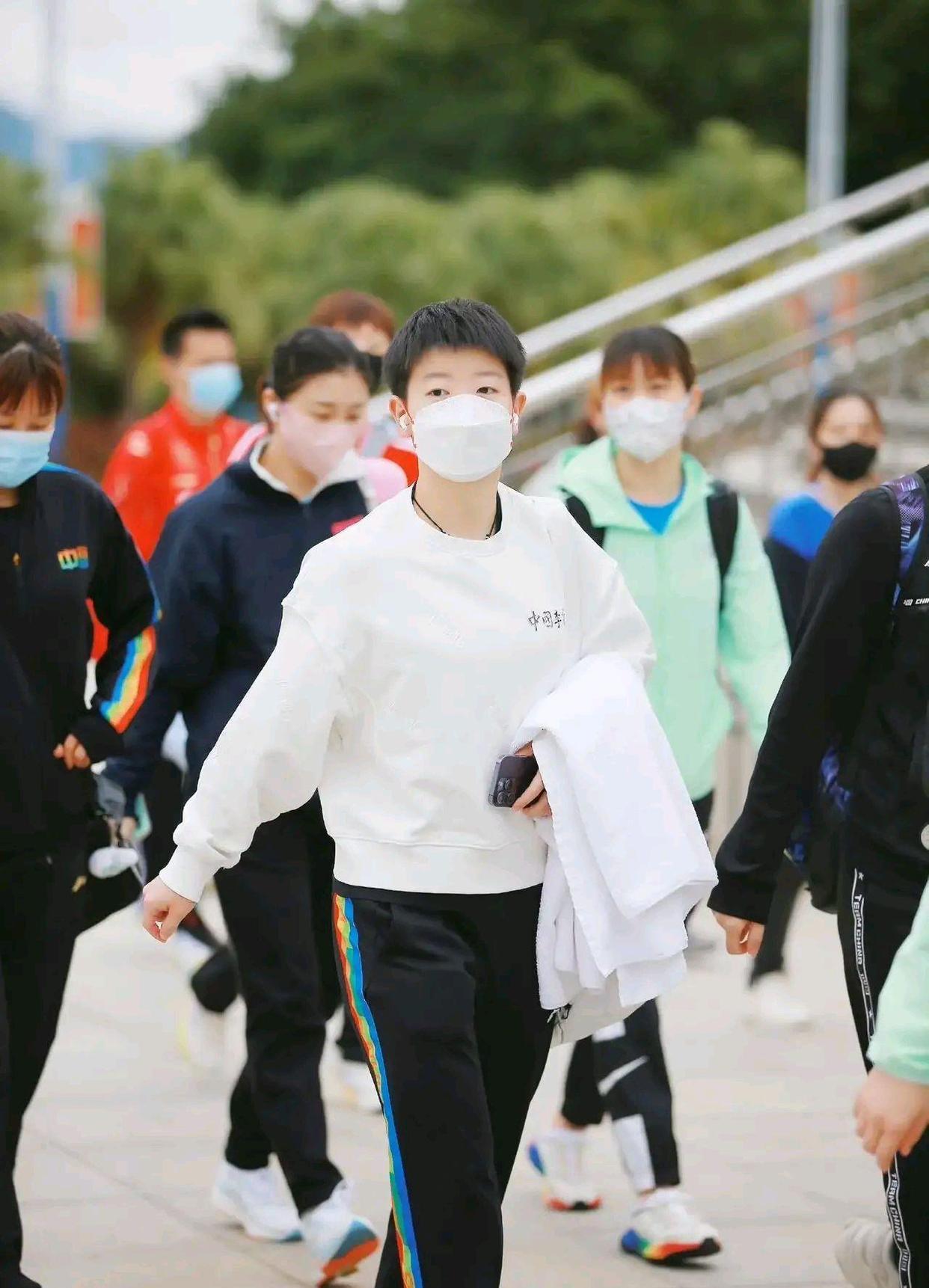 李宁|孙颖莎、王曼昱最新照片曝光!外套品牌是李宁,才800元一件!