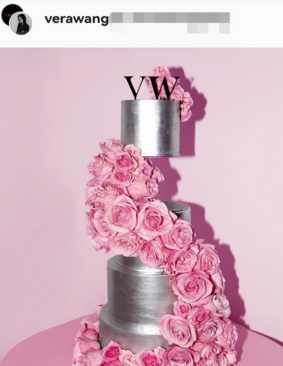 粉色|73岁王薇薇穿露脐装庆生，少女面庞引外媒关注，网友说出“真相”