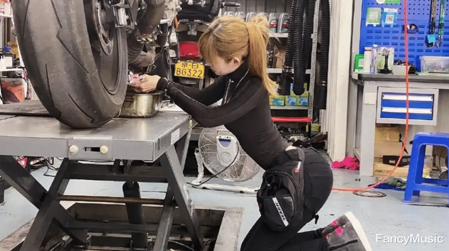 明星素颜|网红痞幼：机车圈一股清流，直播首秀素颜出镜，皮肤娇嫩如明星