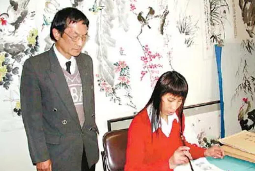 1995年，妙龄女子火化前离奇复活，11后成为画家回来跪谢恩人