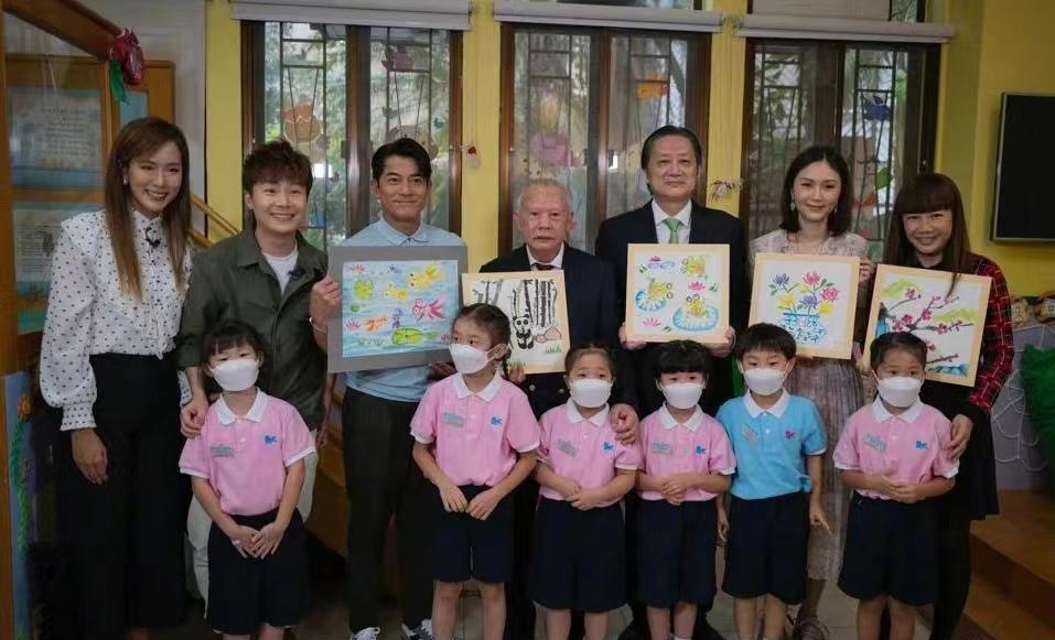 小姐姐|郭富城书法作品曝光，四个字卖了100万，将全部拿来做公益