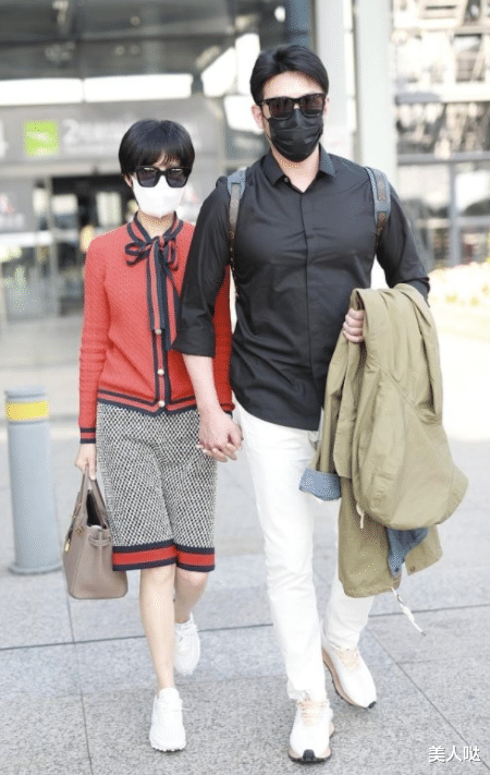 鲍蕾|陆毅携老婆亮相,鲍蕾穿小香风裙美艳似贵妇,他男团打扮却盖不住油腻感