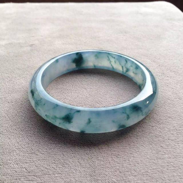 翡翠手镯|亮瞎眼！赌石中的“法拉利”，一刀切出7只翡翠手镯！