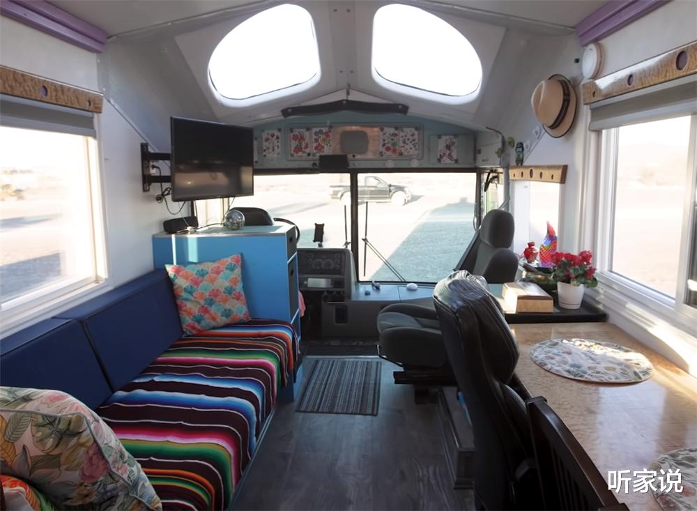 65岁老夫妻退休后积极乐观：将旧大巴改房车，住进23㎡蜗居中生活