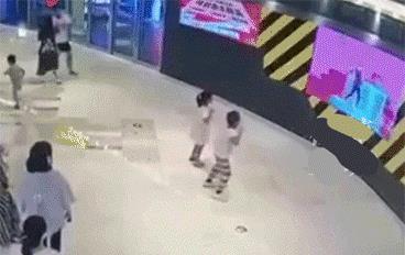 狠毒!31岁男子“偷袭飞踹”7岁男童被拘:因“2岁儿子”被推倒!