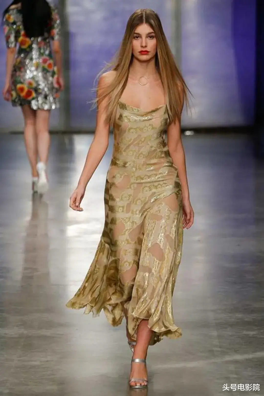 莱昂纳多·迪卡普里奥|肚腩下垂,47岁小李子又胖了!和24岁模特女友戏水,亲吻,吃黄瓜