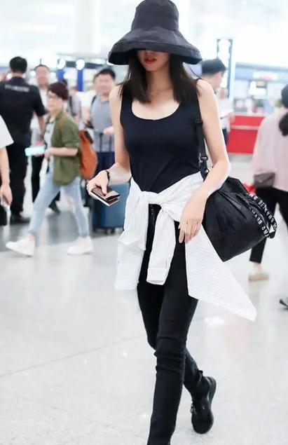 张梓琳|带着娃出街的张梓琳,难得穿上裤装,露出一双大长腿。