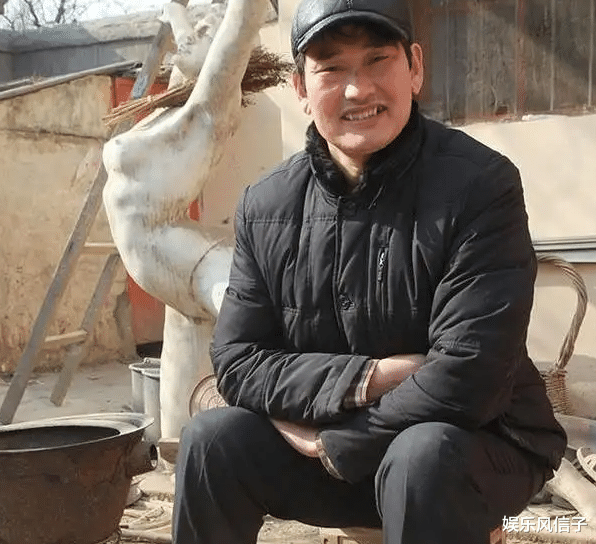 朱之文|大衣哥路边晒太阳,被嘲形象差太邋遢,网友:赶紧拍,拍完换衣服