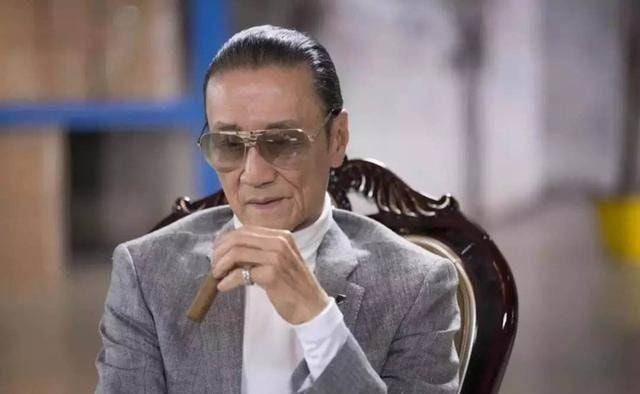 周星驰|2000年，《少林足球》投资1000万，周星驰拿100万邀请64岁的谢贤出演