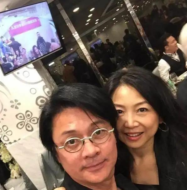 尹天照|港圈戏骨齐聚内地喝酒，梁家仁胡须全白，尹天照满头黑发显年轻