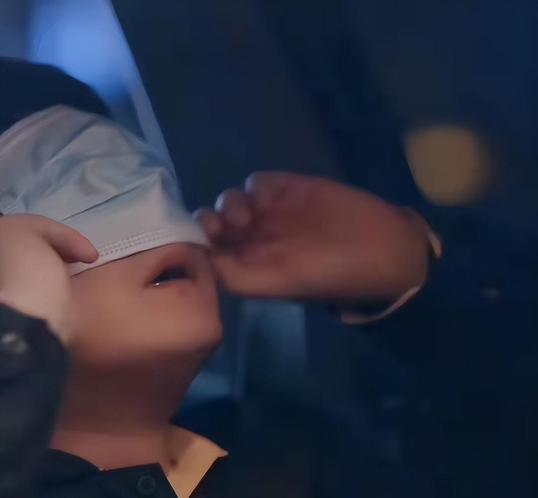 魔幻手机|知名演员落寞转行，变身的哥站街头吃盒饭，曾出演《魔幻手机》