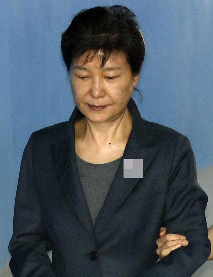 朴槿惠出狱后：染头发穿新衣，参加新总统就任仪式