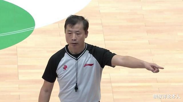 浙江男篮|拒绝李春江握手后，驱赶刘维伟+方俊，双标吹罚，选择性“失明”