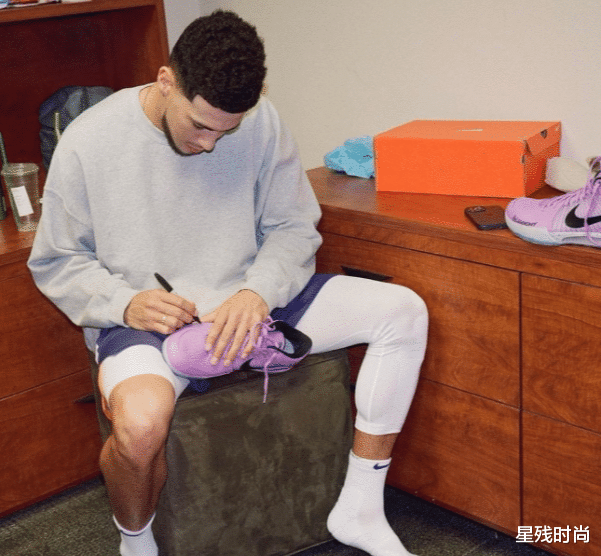 布克的T恤出现在了詹娜身上，两人疑似再次住到一起