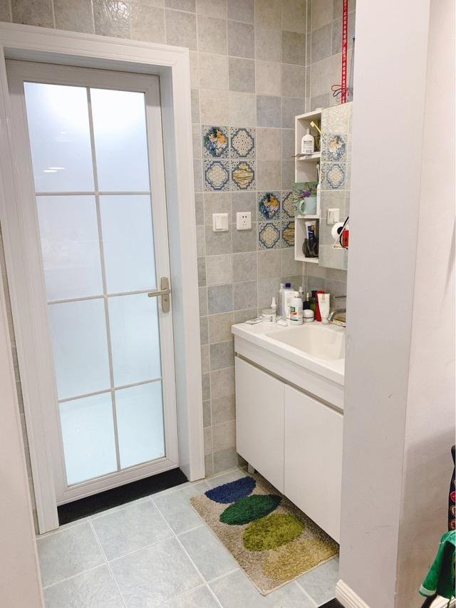 93平北欧风三居室，卫生间干湿分区，卫生间墙上花片是点睛之笔