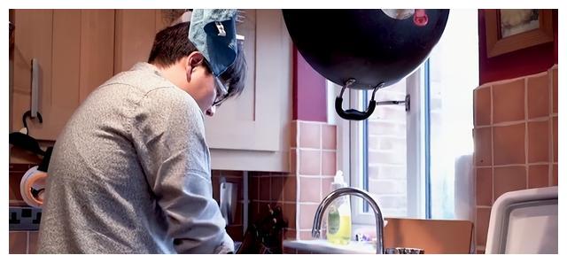 英国|香港夫妻月入六万却坚持移民，结果只能在英国送外卖和工厂打包