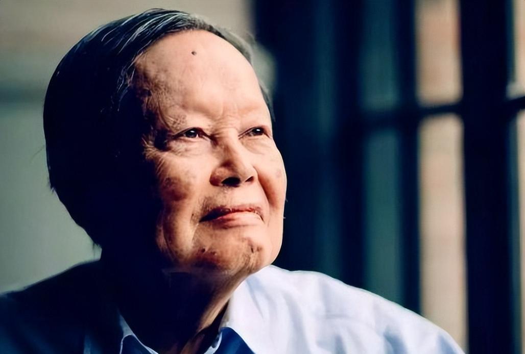 杨振宁|杨振宁与翁帆聚餐照曝光:老年斑增多拐杖不离身,去世素材已备好