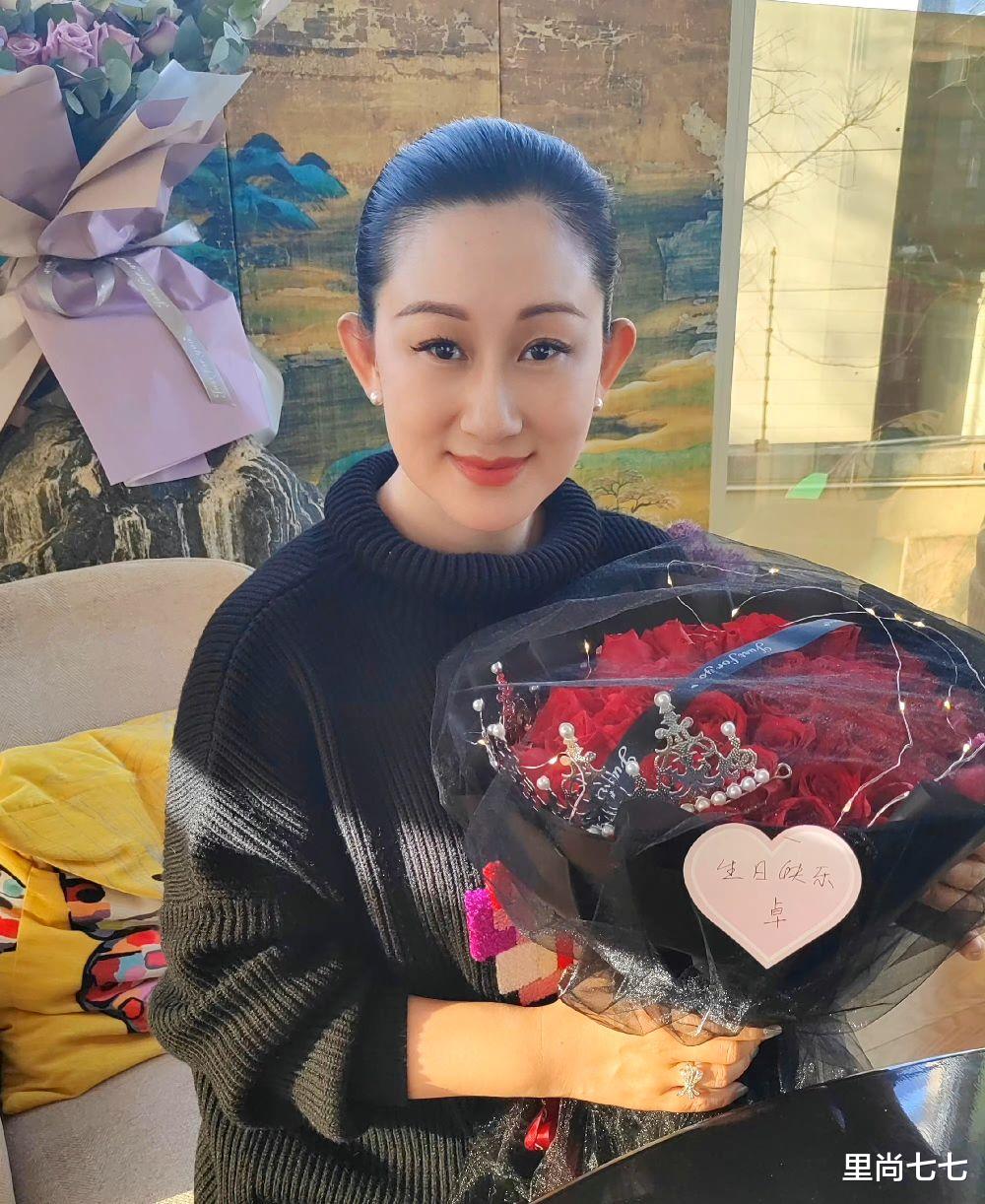 张丹露|赵文卓高调为妻庆生，张丹露穿6万外套搭16万包，他痴汉脸太深情