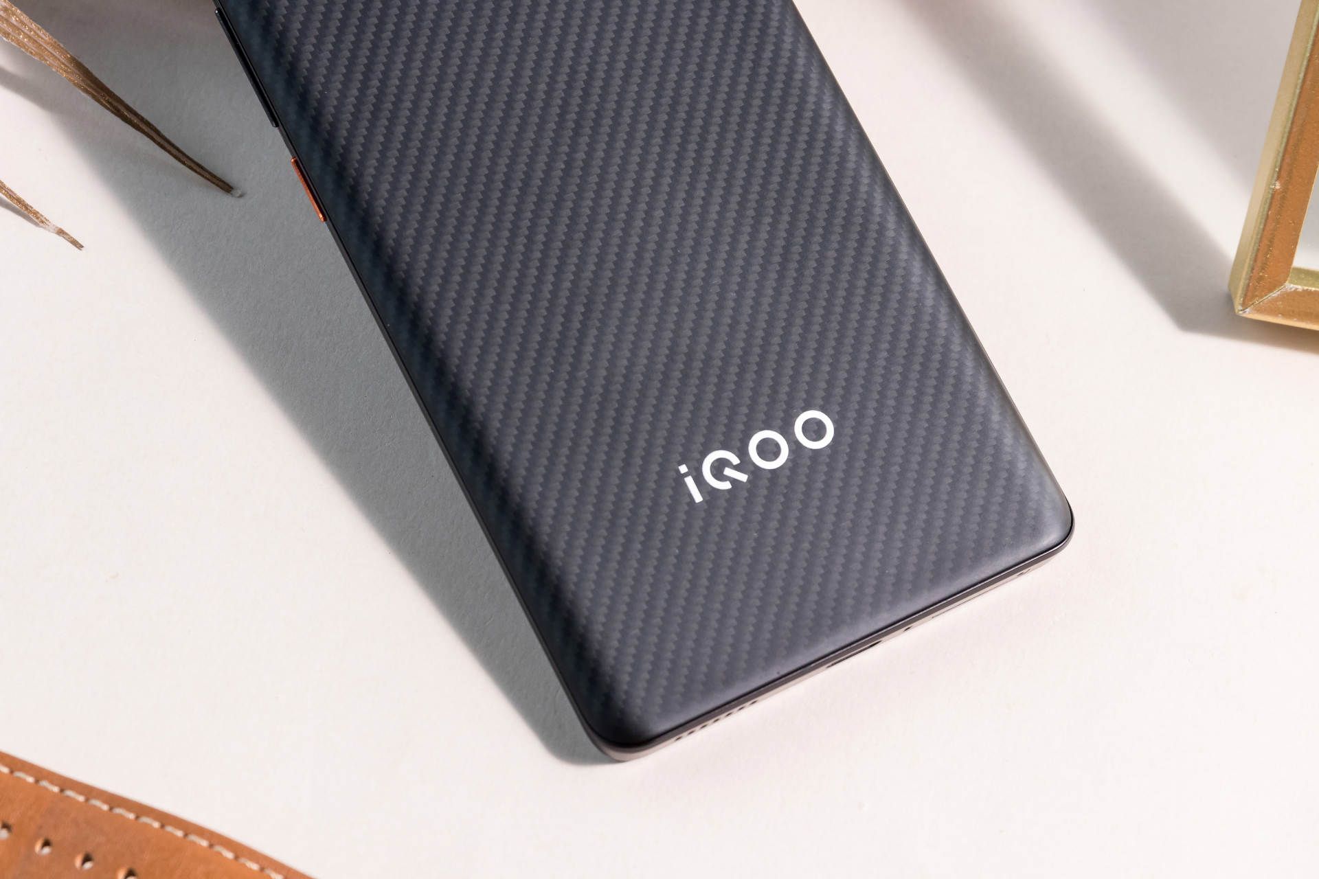 任天堂|iQOO 9 Pro赛道版有多好看！编织纹理超有质感，全景舷窗好看实用