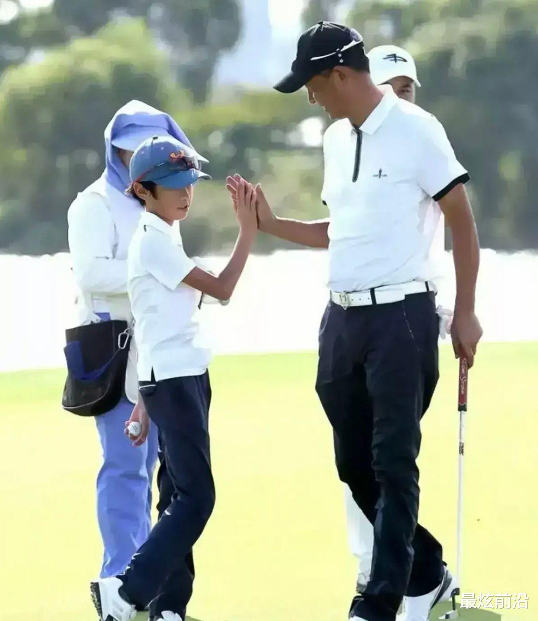 王志文|王志文儿子好帅气！俩人穿父子装长得太像，王志文老了更有魅力了