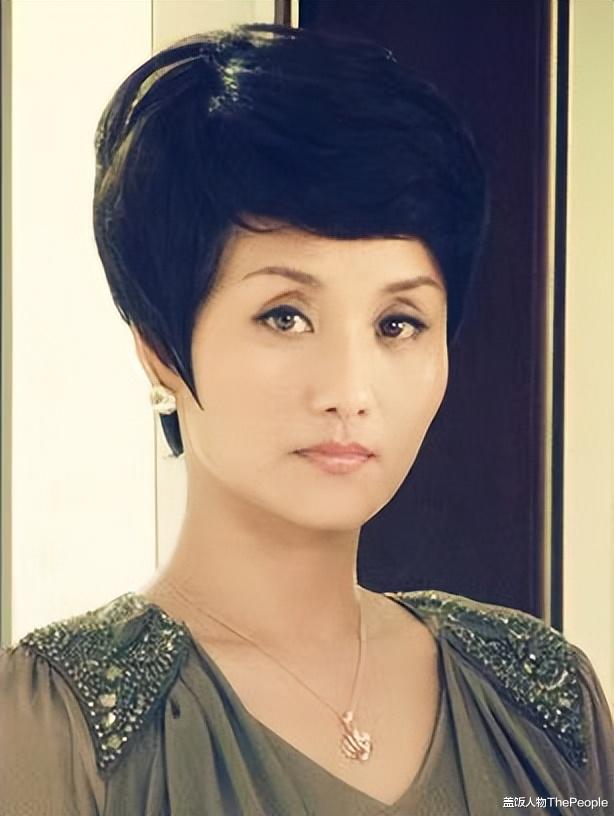 风华绝代|剧里土气十足的大妈，年轻时个个是风华绝代的大美人，差距太大了