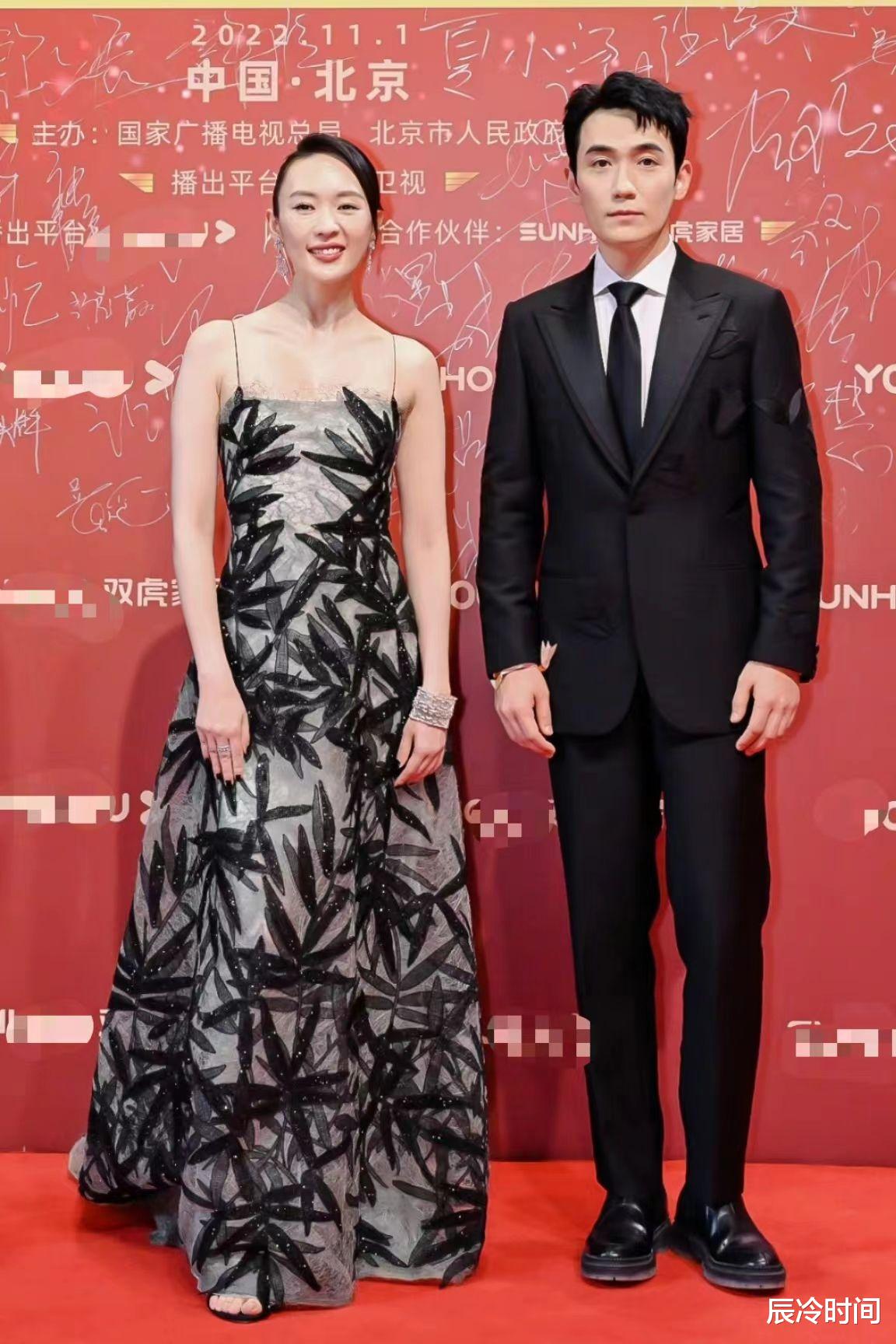 关晓彤|飞天奖红毯女星造型被群嘲，关晓彤肩宽头小不协调，孙俪几乎乱穿