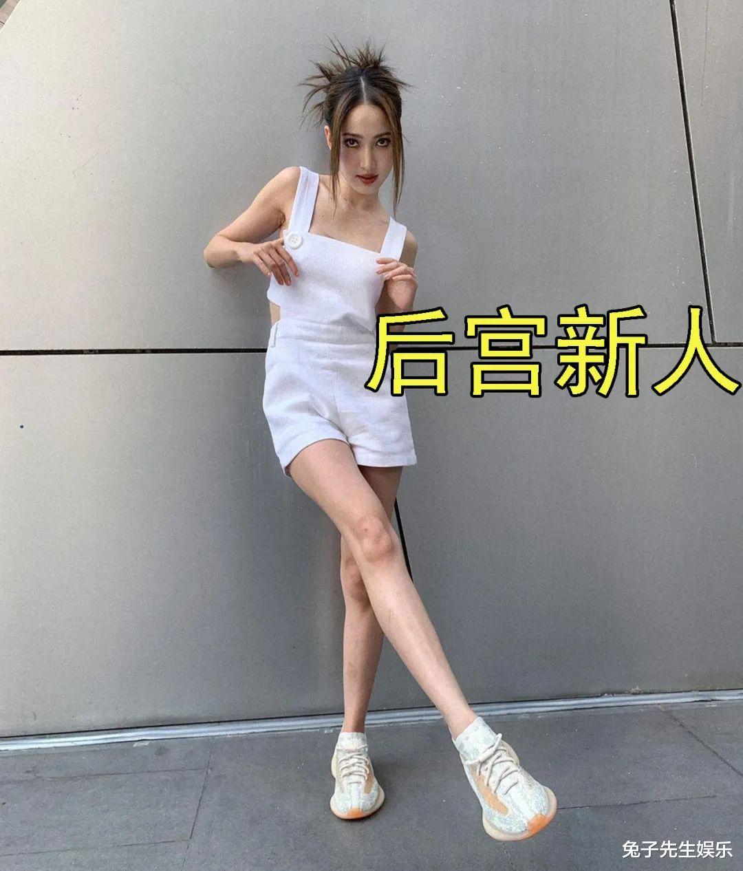 诗妮娜|泰王后宫新美人好飒,穿白背带裤秀25岁身材,可盐可甜超越诗妮娜