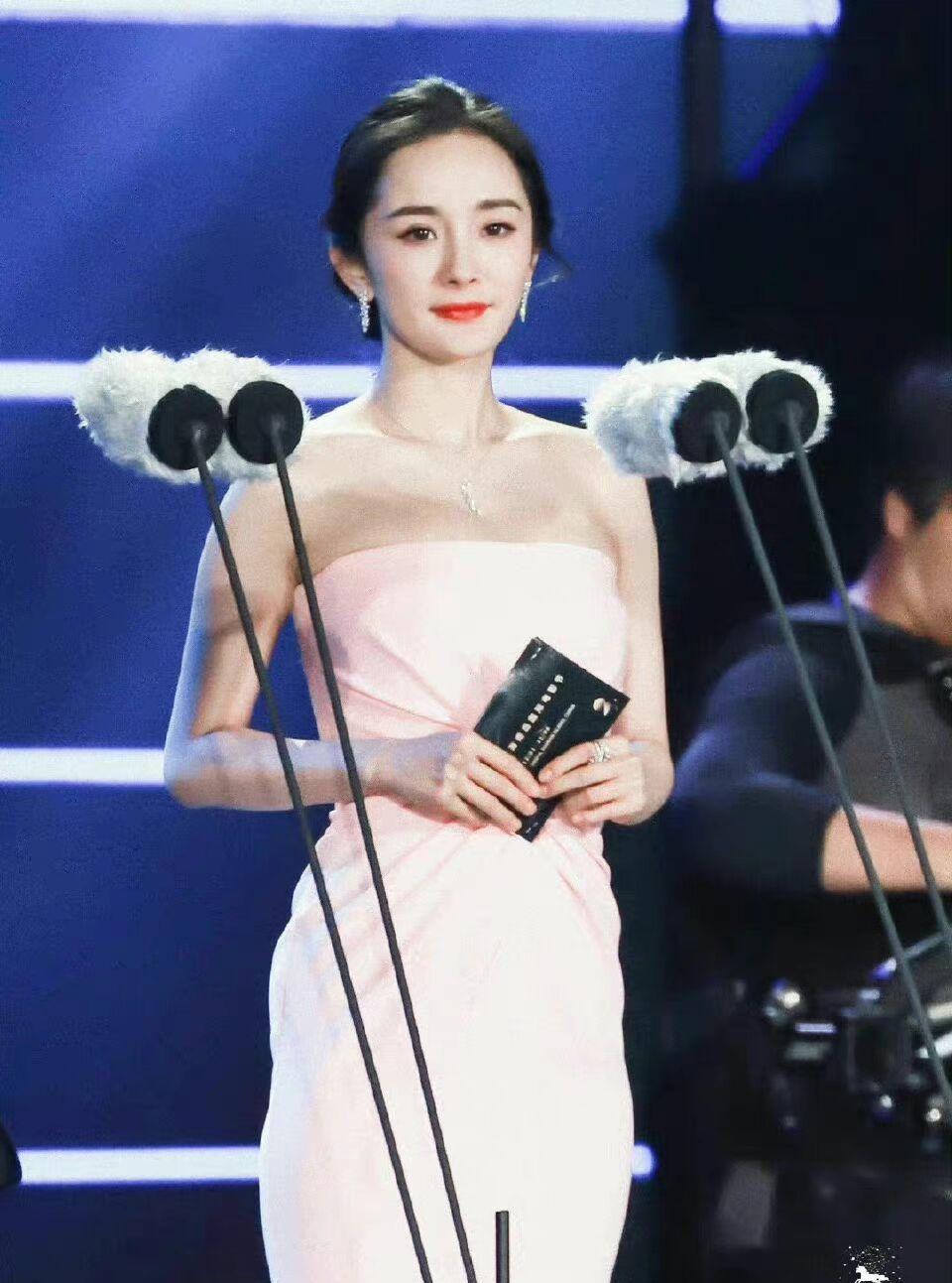 明星|一眼难忘的浓颜系明星!眉眼如画立体雕塑美,撕漫画入人间的仙葩