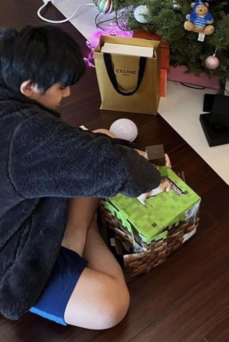 林志颖|林志颖晒儿子们过圣诞，双胞胎儿子认真拆礼物，13岁Kimi身材好壮