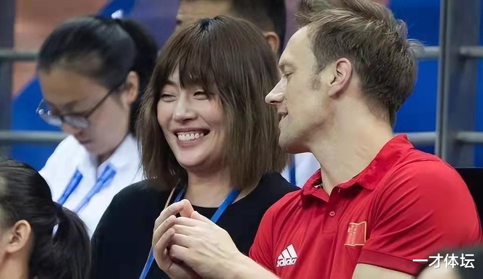 |马蕴雯泳池前拍美照,36岁身材依旧火辣,白人老公对她很痴迷