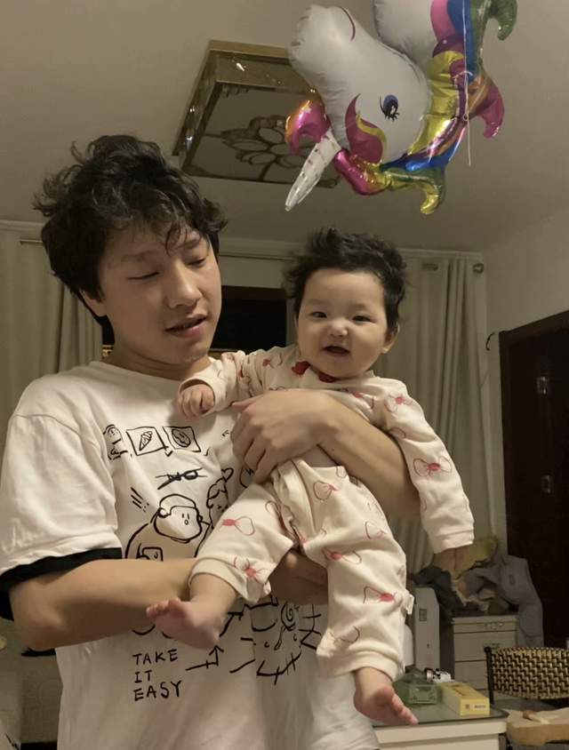 张兆艺|27岁知名童星浴室玻璃门突然炸裂!一岁女儿头破血流,老公伤势重