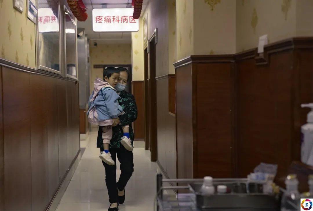 儿媳难产时家人未坚持剖腹产,导致孩子缺氧患病,儿媳绝望中离家