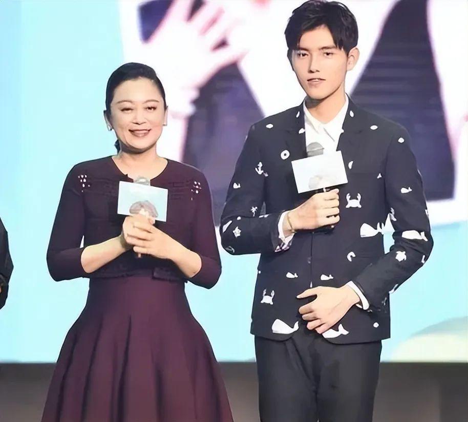 原创 陈红原来也有这一面，穿连衣裙和儿子牵手笑到合不拢嘴，53岁甜似小公主