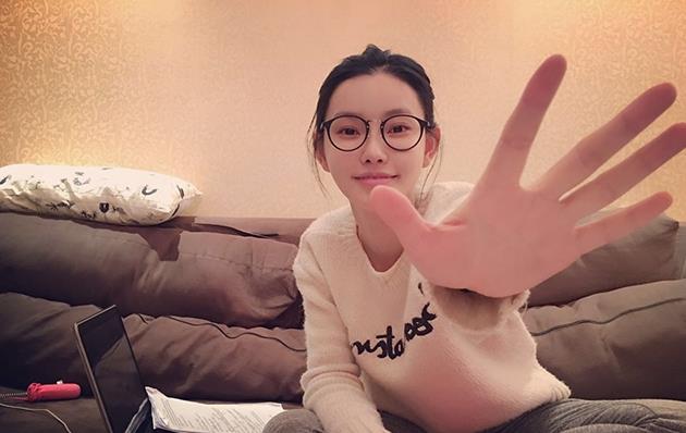 走进演员童飞的家,一家人挤在小房子里,生活过得不富裕却很温馨