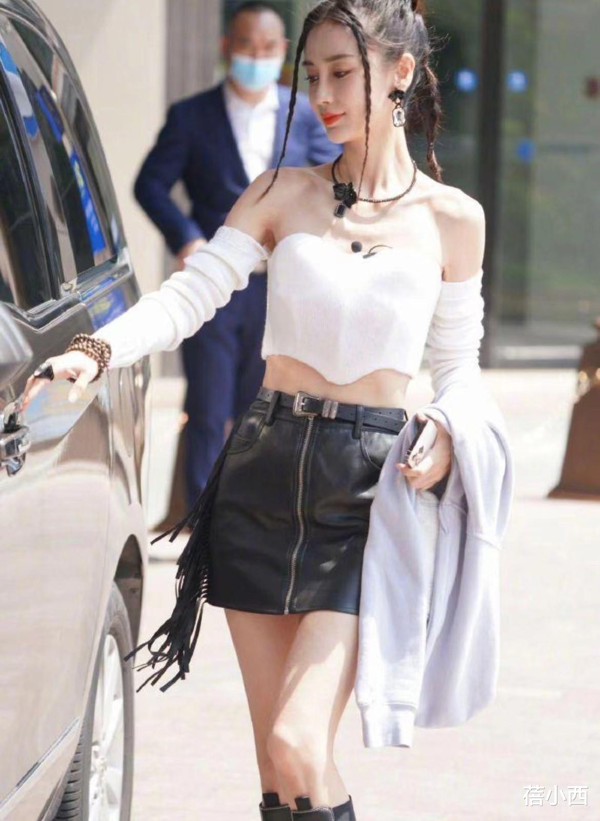 Angelababy|“Angelababy杨颖”气质真绝!穿抹胸上衣配超短裙,尽显细腰长腿